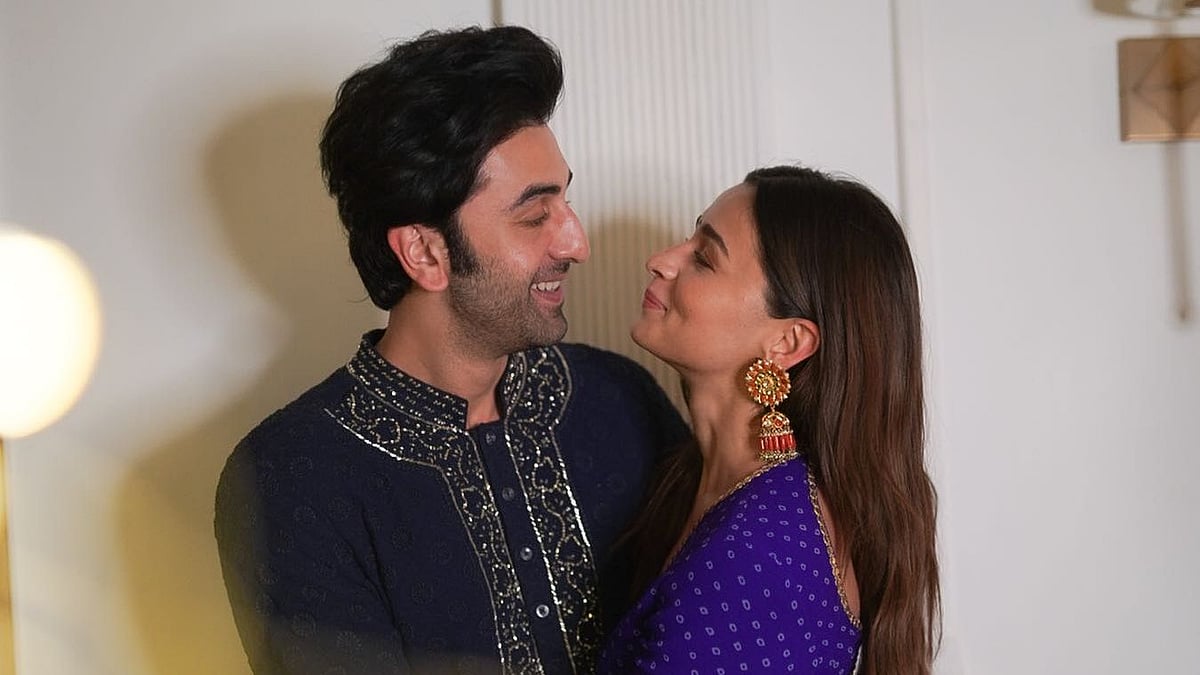 <div class="paragraphs"><p>Ranbir Kapoor reacts to Alia Bhatt's photo leak.</p></div>