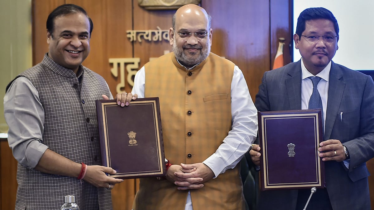 <div class="paragraphs"><p>Assam Chief Minister Himanta Biswa Sarma (L) and Meghalaya Chief Minister Conrad K Sangma (R) sign an agreement to resolve the boundary dispute between their states, in the presence of the Union Home Minister Amit Shah, at North Block in New Delhi, Tuesday, March 29, 2022.</p></div>