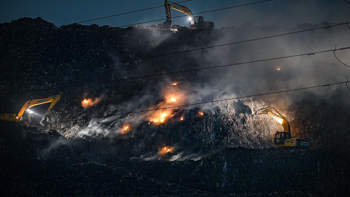 <div class="paragraphs"><p>Smoke billows from a fire at Ghazipur landfill, in New Delhi, late Saturday.</p></div>