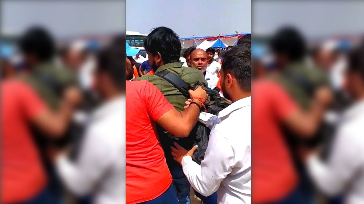 <div class="paragraphs"><p>Several senior journalists and editors came together on Wednesday, 6 April, to address a press conference condemning the assault on journalists who covered the 'Hindu Mahapanchayat' event in Delhi's Burari on 3 April.</p></div>