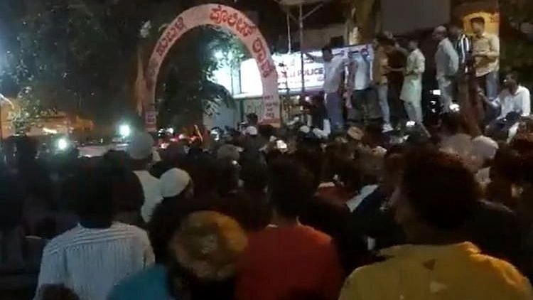 <div class="paragraphs"><p>The Hubbali Police in Karnataka on Thursday, 21 April, took into custody the alleged mastermind behind the stone-pelting incident in the city. The police also took seven others into custody later in the evening in connection with the incident.</p></div>