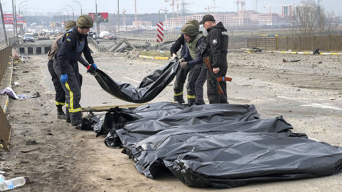 <div class="paragraphs"><p>Ukrainian soldiers collect bodies of civilians killed by the Russian forces at the destroyed bridge in Irpin close to Kyiv, Ukraine</p></div>