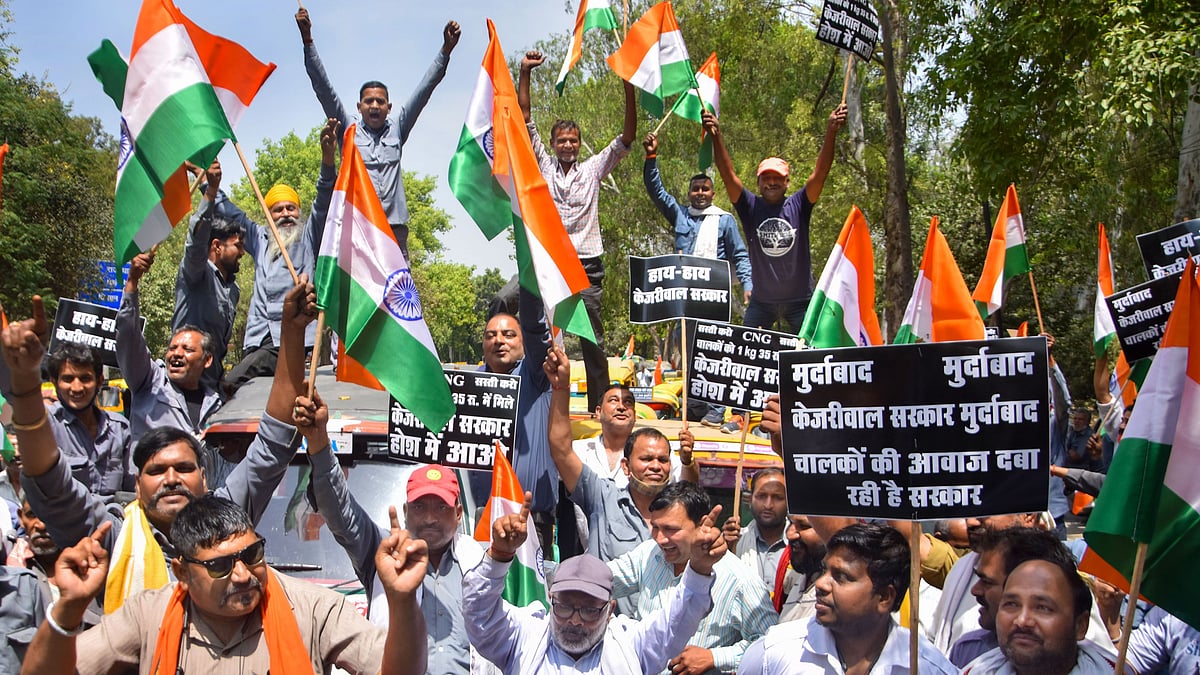 <div class="paragraphs"><p>Members of auto-taxi unions and drivers raise slogans during a protest over the hike in prices of CNG by the BJP and AAP governments, at Delhi Secretariat, Monday, 11 April.</p></div>