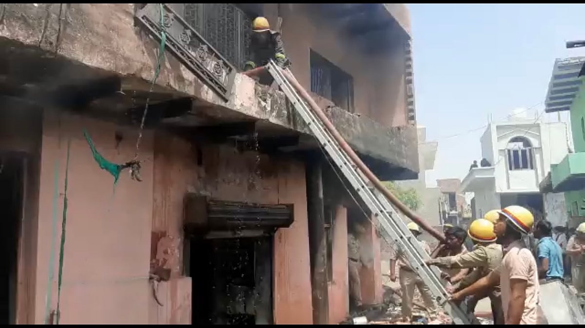 <div class="paragraphs"><p>Efforts being made to douse the flames set by a right-wing group in Uttar Pradesh's Agra on Friday, 15 April. </p></div>
