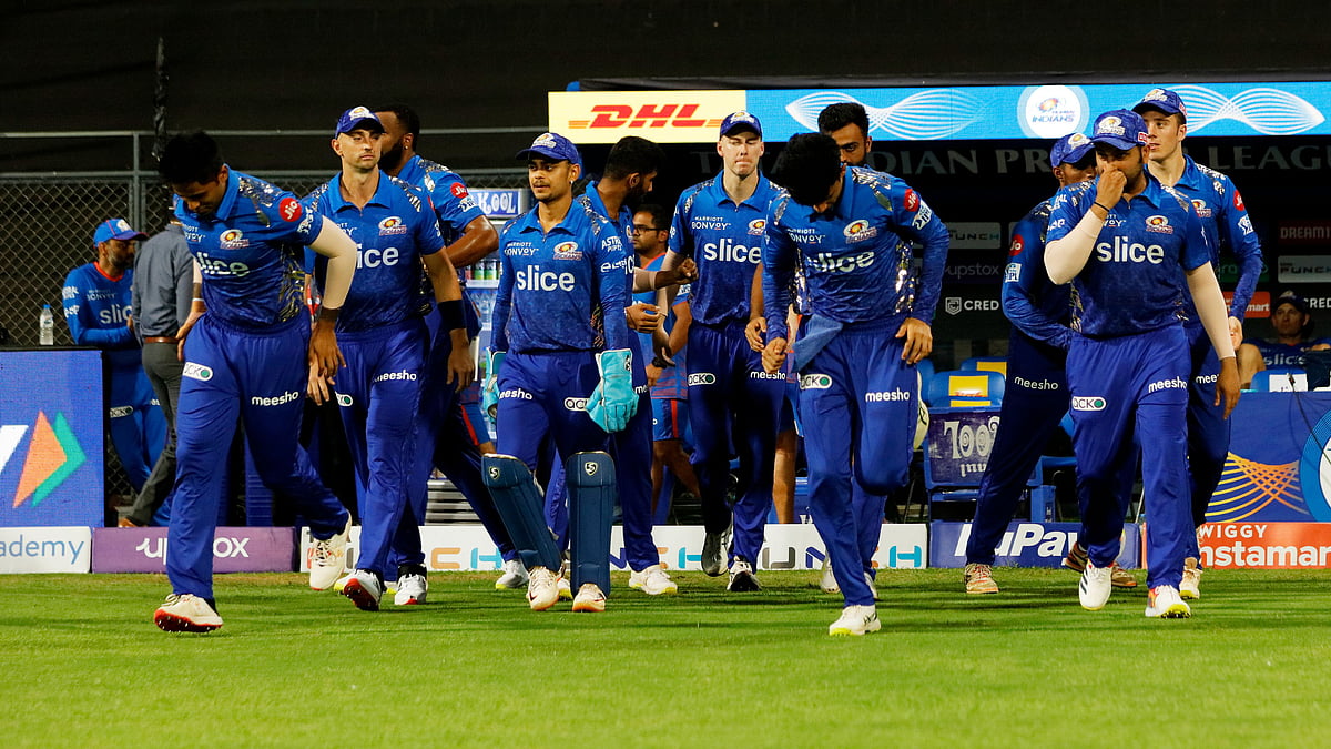 <div class="paragraphs"><p>Mumbai Indians take the field against Lucknow Super Giants</p></div>
