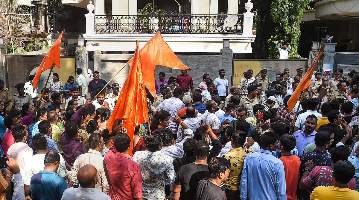 <div class="paragraphs"><p>In a new development in the Hanuman Chalisa Row, Khar police arrested six Shiv Sena workers in Mumbai on 24 April.</p></div>