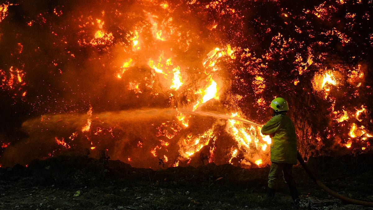 <div class="paragraphs"><p>The Chennai Corporation is struggling to douse the massive fire that continues to blaze in the Perungudi landfill more than 26 hours after it started.</p></div>