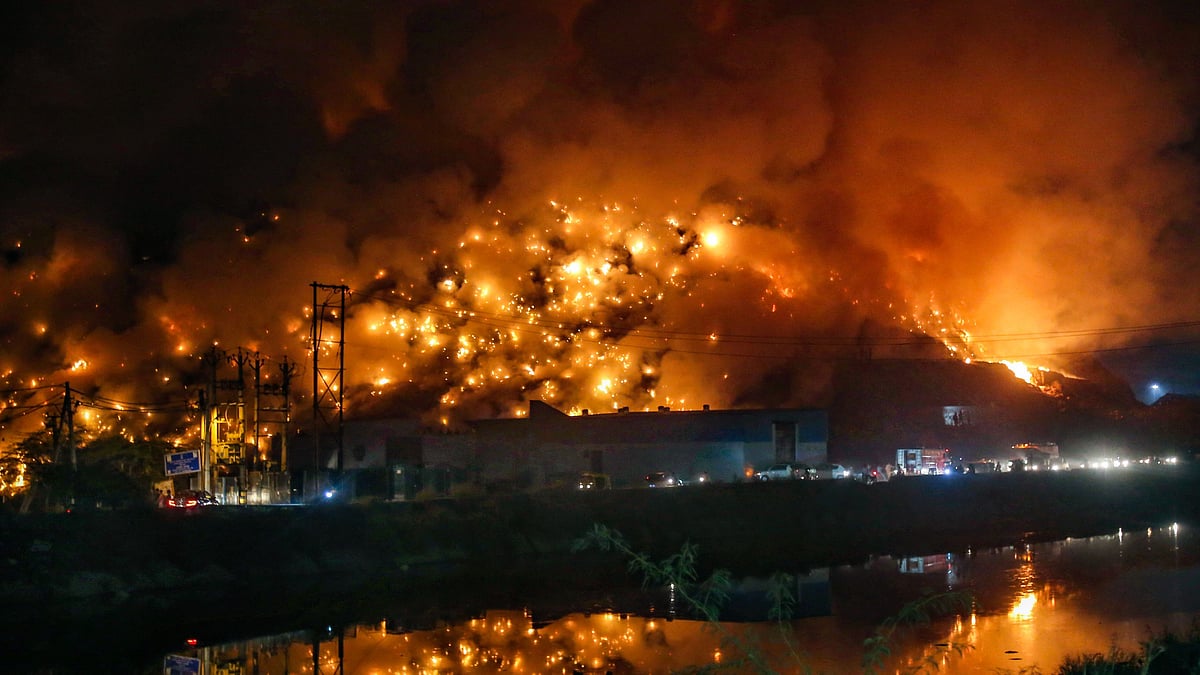 <div class="paragraphs"><p>A massive fire which broke out at the Bhalswa landfill site in north Delhi, Tuesday, 26 April 2022.</p></div>