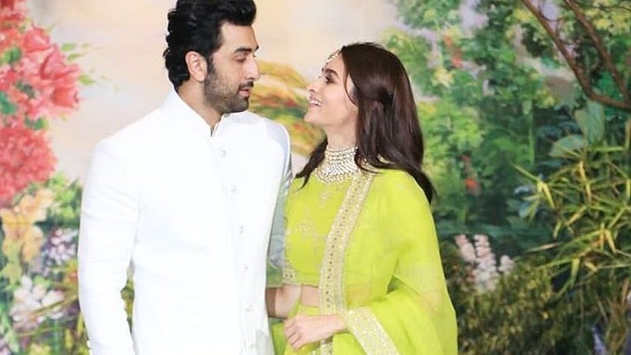 <div class="paragraphs"><p>Alia Bhatt returns home with her daughter and Ranbir Kapoor.</p></div>