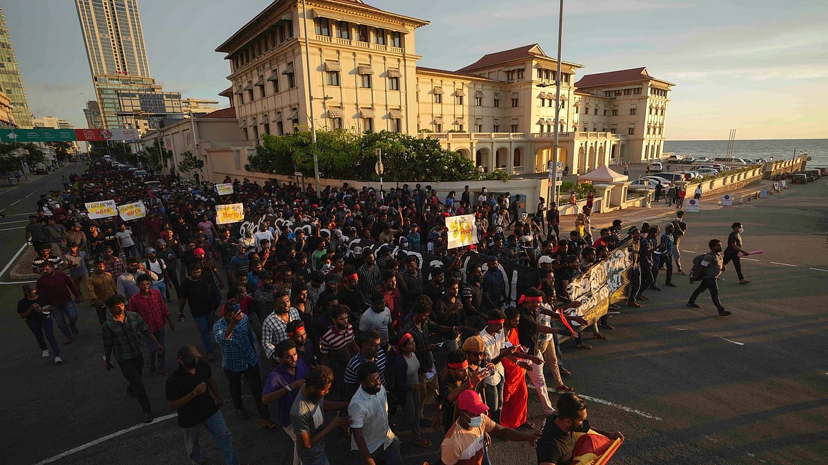 <div class="paragraphs"><p>A sea of students from Sri Lankan universities on Sunday, 24 April, thronged outside the home of Prime Minister Mahinda Rajapaksa, demanding his resignation over the ongoing political and economic crisis in the country</p></div>