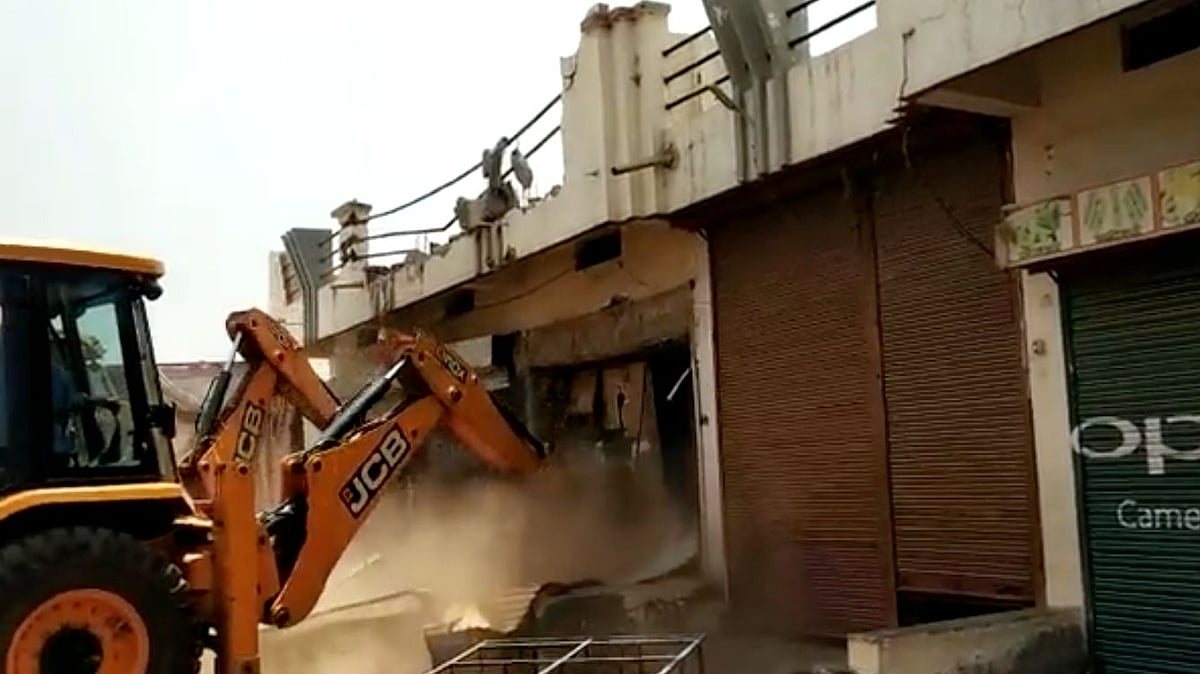 <div class="paragraphs"><p>After communal unrest ensued amidst a Ram Navami procession in Madhya Pradesh's Khargone, the local administration is now demolishing establishments where violence had erupted.</p></div>