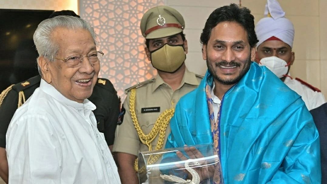 <div class="paragraphs"><p>Andhra Pradesh CM YS Jagan Mohan Reddy meeting Governor Biswabhusan Harichandran at the Raj Bhawan on Wednesday.</p></div>
