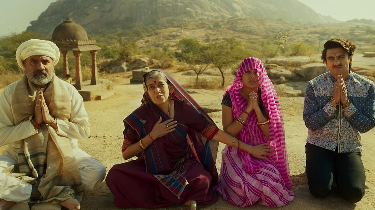 <div class="paragraphs"><p> Boman Irani, Ratna Pathak Shah, Shalini Pandey, and Ranveer Singh in the <em>Jayeshbhai Jordaar </em>trailer.</p></div>