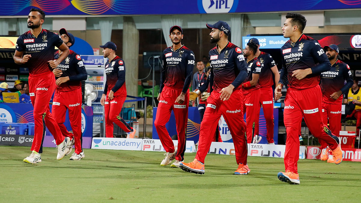 <div class="paragraphs"><p>RCB take the field&nbsp;</p></div>