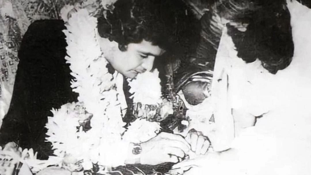 <div class="paragraphs"><p>Throwback photo of Rishi Kapoor and Neetu Kapoor's engagement. </p></div>