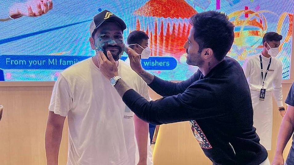 <div class="paragraphs"><p>Suryakumar Yadav puts cake on Rohit Sharma's face</p></div>