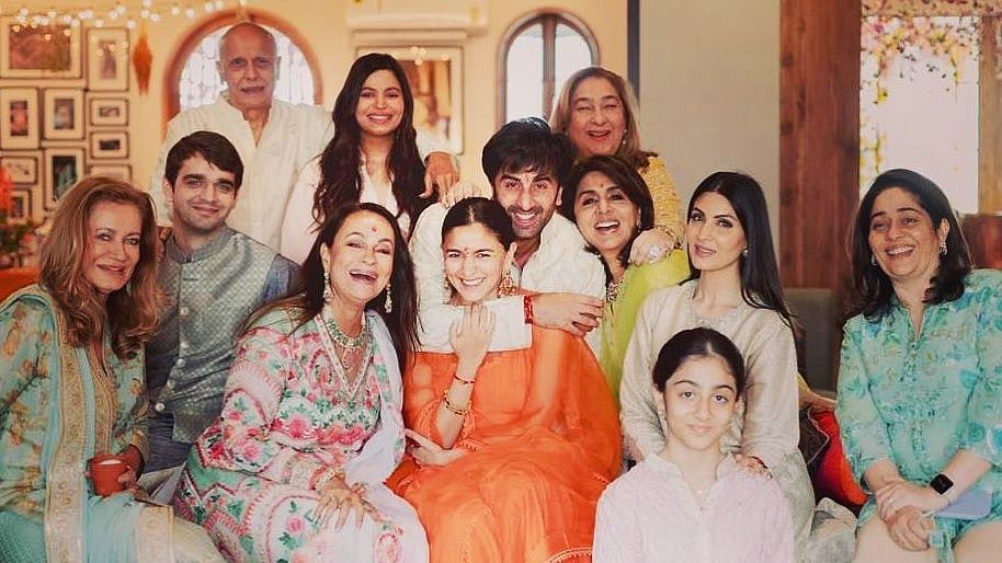 <div class="paragraphs"><p>Alia Bhatt, Ranbir Kapoor, Neetu Kapoor, Soni Razdan, and Mahesh Bhatt in the pre-wedding photo.</p></div>