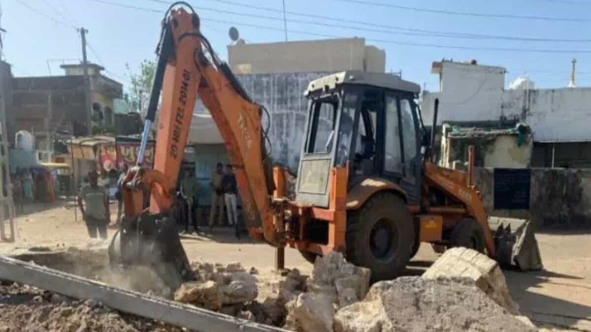 <div class="paragraphs"><p>After <a href="https://www.thequint.com/news/india/jahangirpuri-violence-north-delhi-municipal-corporation-encroachment-removal-drive-20-and-21-april">Delhi</a> and Madhya Pradesh, a demolition drive against allegedly illegal encroachments was carried out in Gujarat's Himmatnagar on Tuesday, 26 April, where communal violence had broken out on Ram Navami.</p></div>