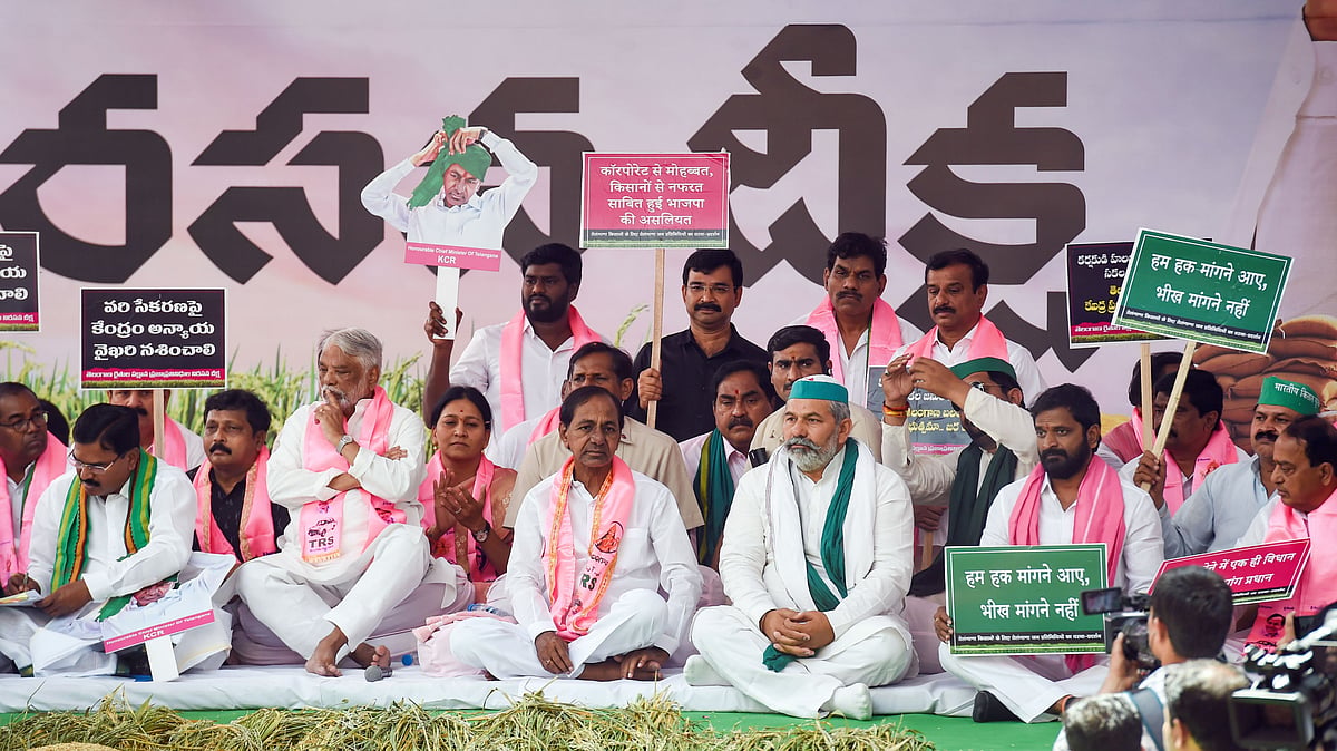 <div class="paragraphs"><p>Telangana CM K Chandrashekar Rao with Bharatiya Kisan Union (BKU) Spokesperson Rakesh Tikait during a sit-in protest against Centre's paddy procurement policy, in New Delhi.</p></div>