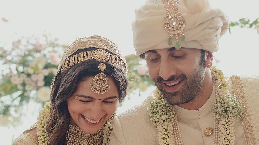 <div class="paragraphs"><p>Ranbir & Alia are married.</p></div>