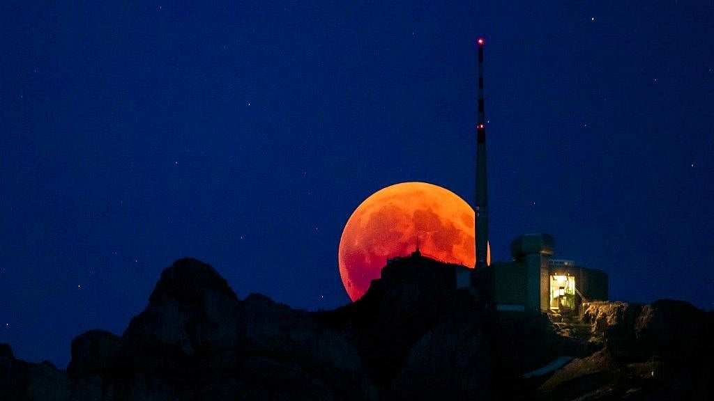 <div class="paragraphs"><p>The lunar eclipse 2022 will take place on 15 May and 16 May 2022.</p></div>