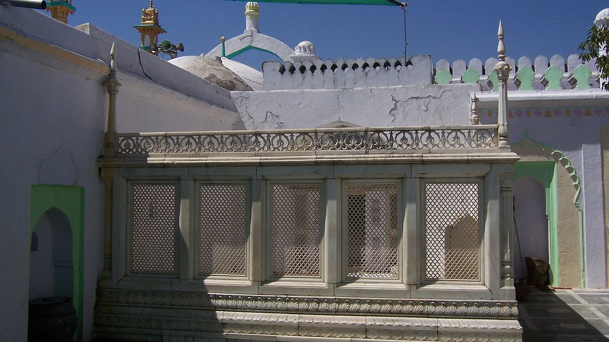<div class="paragraphs"><p>Mughal emperor Aurangzeb's tomb in Aurangabad has been shut for 5 days.</p></div>