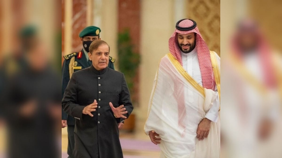 <div class="paragraphs"><p>Saudi Arabia pledges $8bn package to Pakistan.</p></div>
