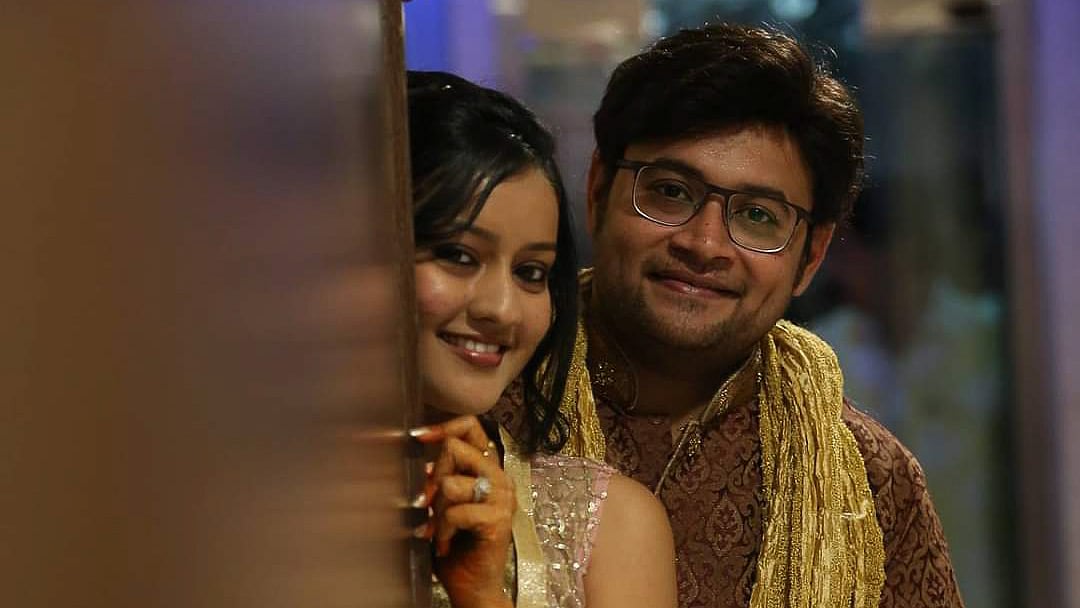 <div class="paragraphs"><p>Sanjana & Vinod</p></div>