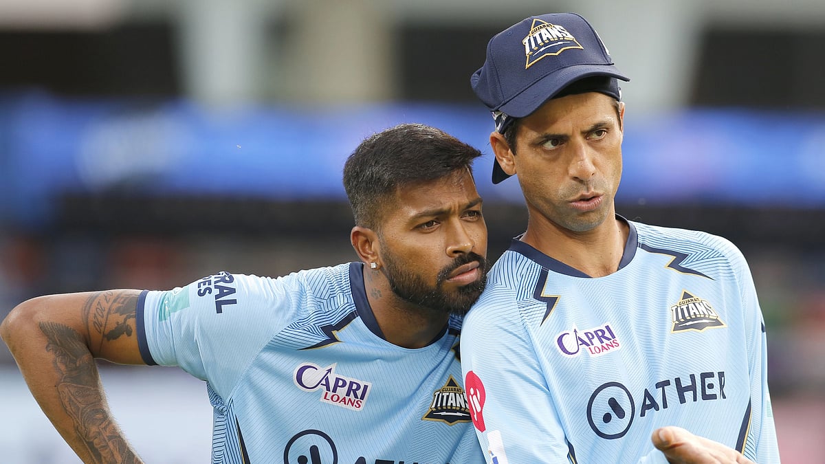 <div class="paragraphs"><p>Ashish Nehra and Hardik Pandya in discussion.</p></div>