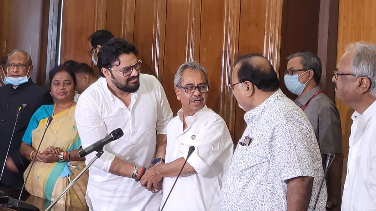 <div class="paragraphs"><p>Singer-turned-politician Babul Supriyo on Wednesday, 12 May, took oath as the newly elected MLA from Ballygunge Assembly constituency almost a month after he was declared winner in the bye polls.</p></div>