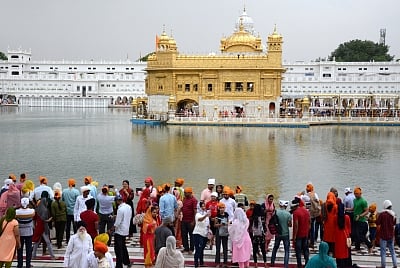 <div class="paragraphs"><p>A Sewadar at Harmandir Sahib denied entry to a woman for wearing tricolour facepaint. </p></div>