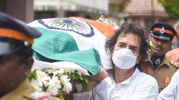 <div class="paragraphs"><p>Ustad Zakir Hussain as a pallbearer for late Pandit Shivkumar Sharma.</p></div>