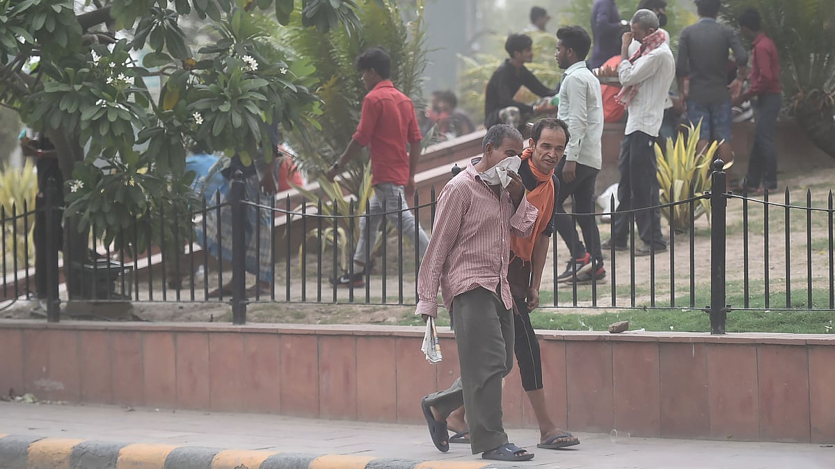 <div class="paragraphs"><p>Commuters during a dust storm on a hot summer day in New Delhi on Sunday, 29 May.</p></div>