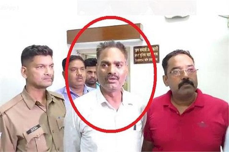<div class="paragraphs"><p>According to the police, six accused, including SHO and another person, have been arrested.</p></div>