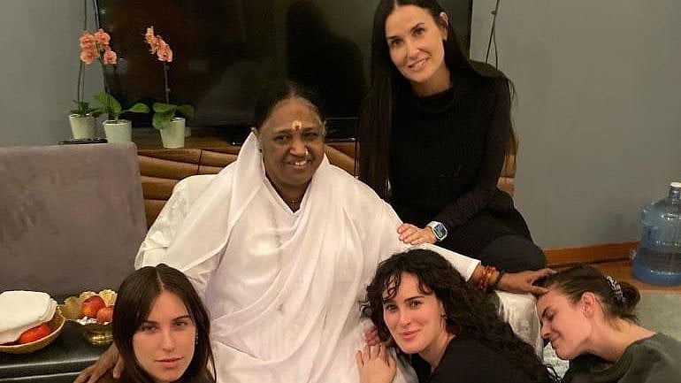 <div class="paragraphs"><p>Demi Morre with daughter and spiritual leader Amma</p></div>
