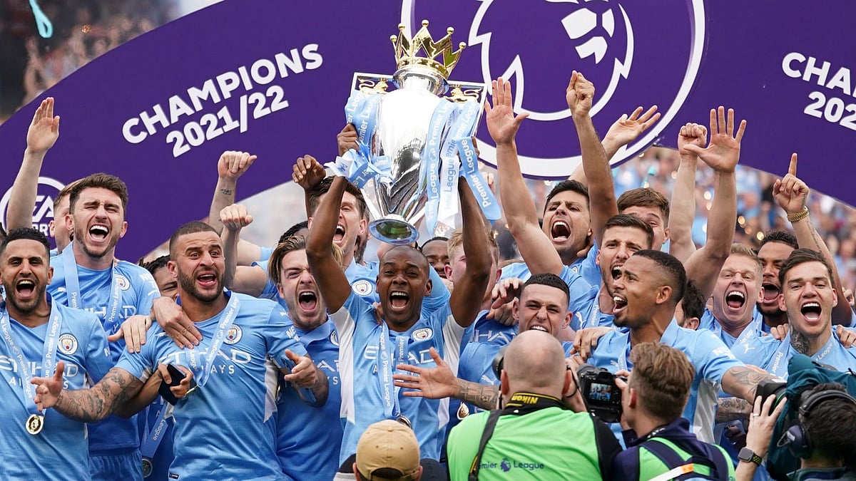 <div class="paragraphs"><p>Manchester City's Fernandinho lifts the Premier League trophy as he celebrates with teammates.</p></div>