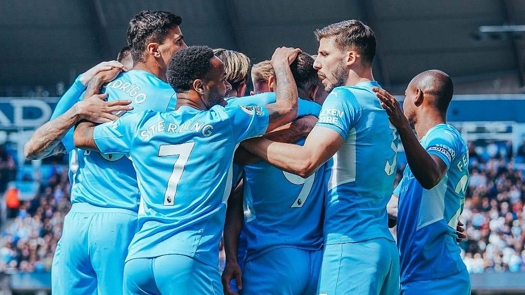 <div class="paragraphs"><p>Manchester City players in action during a 2021-22 Premier League match.</p></div>