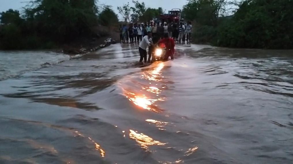 <div class="paragraphs"><p>At least two people were killed in Bengaluru on Wednesday, 18 May, and several scrambled for shelter with heavy rains causing widespread waterlogging across the city, <em>Hindustan Times</em> reported.</p></div>