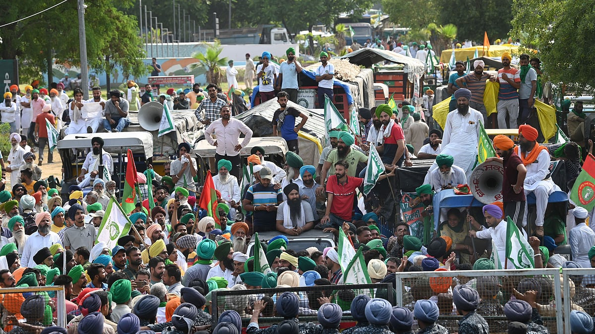 <div class="paragraphs"><p>Farmers from Punjab protesting near the Chandigarh-Mohali border after being stopped from heading towards Chandigarh on Tuesday, 17 May. </p></div>