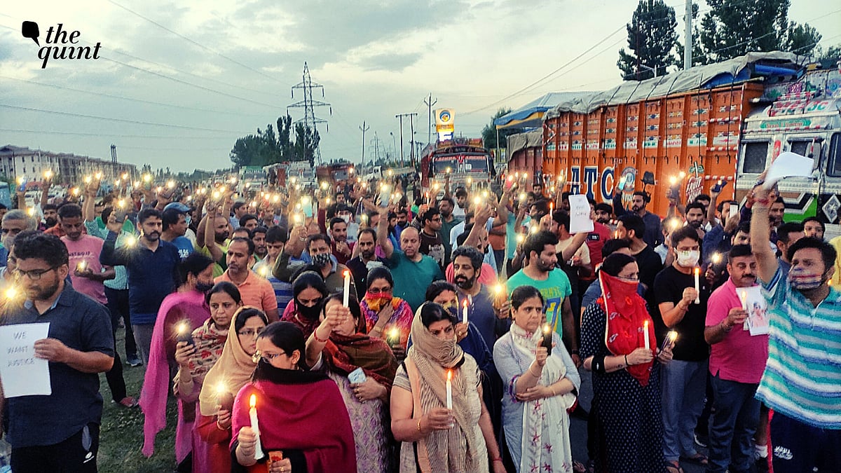 <div class="paragraphs"><p>The protesters, including government officers and their families, camped at the migrant colony at Vesu-Qazigund in the Anantnag district.</p></div>