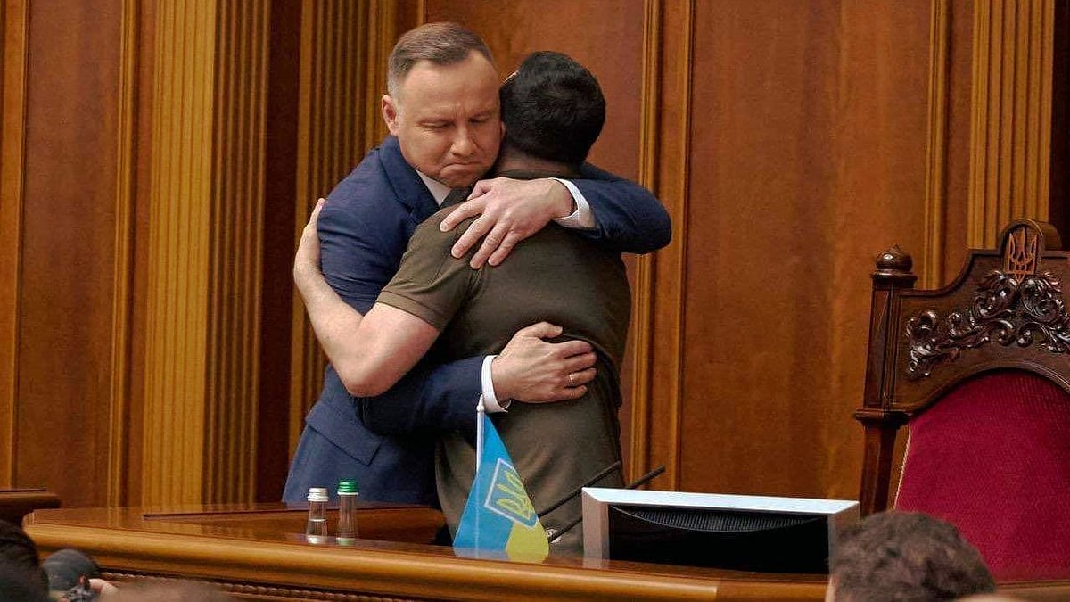 <div class="paragraphs"><p>Polish President Andrzej Duda (here embracing Ukrainian President&nbsp;Volodymyr Zelenskyy) supported Ukraine's stance on ceasefire as he addressed Ukraine's Parliament.</p></div>