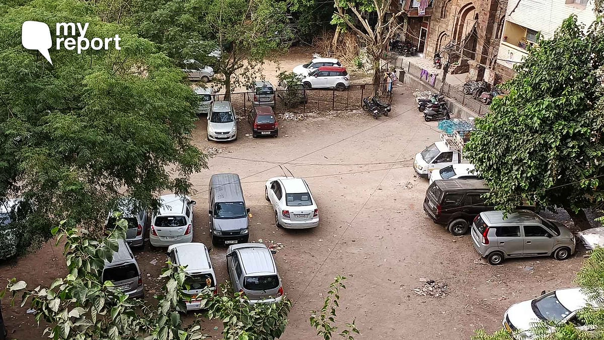 <div class="paragraphs"><p>A public park where cars are parked in Delhi.</p></div>