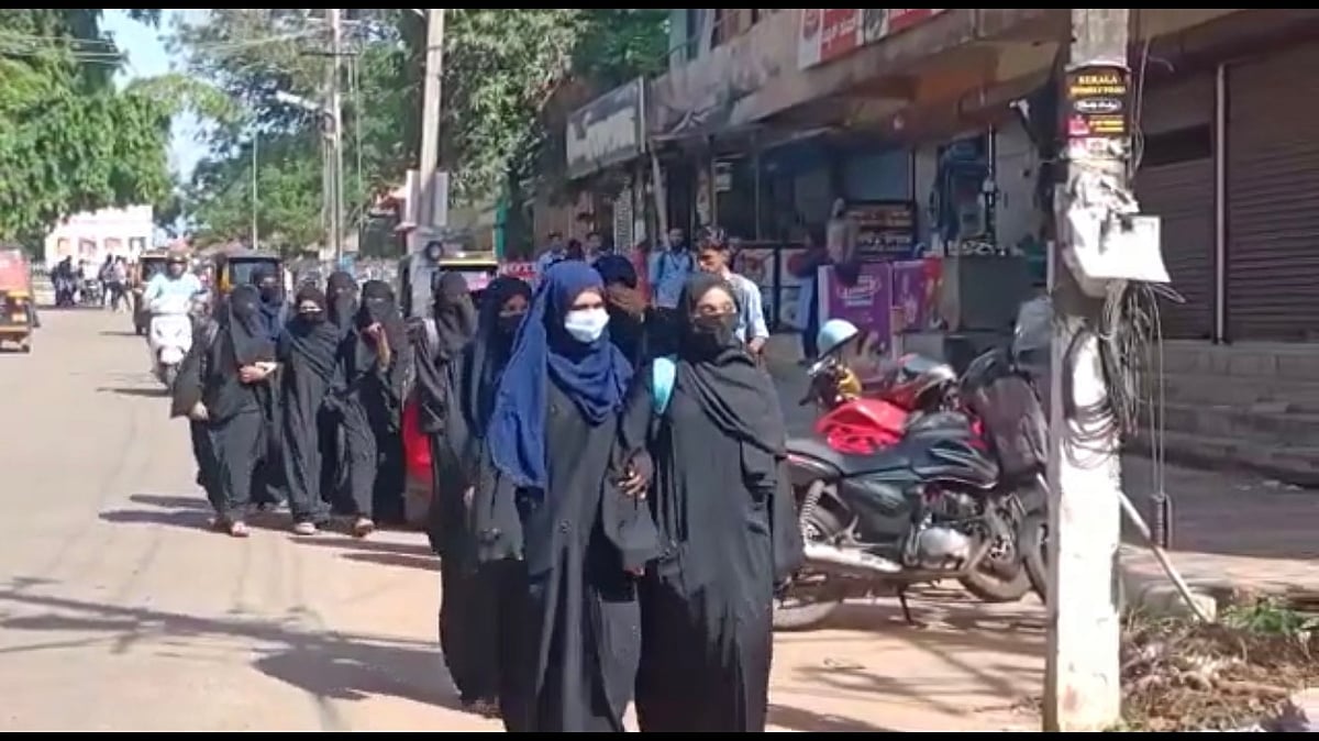 <div class="paragraphs"><p>13 students of Mangalore University were denied access into their classes.</p></div>