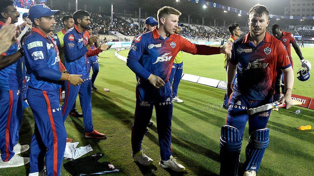 <div class="paragraphs"><p>Delhi Capitals players applauding David Warner's 92* against SRH </p></div>