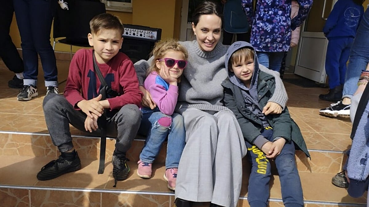 <div class="paragraphs"><p>Angelina Jolie in Ukraine </p></div>
