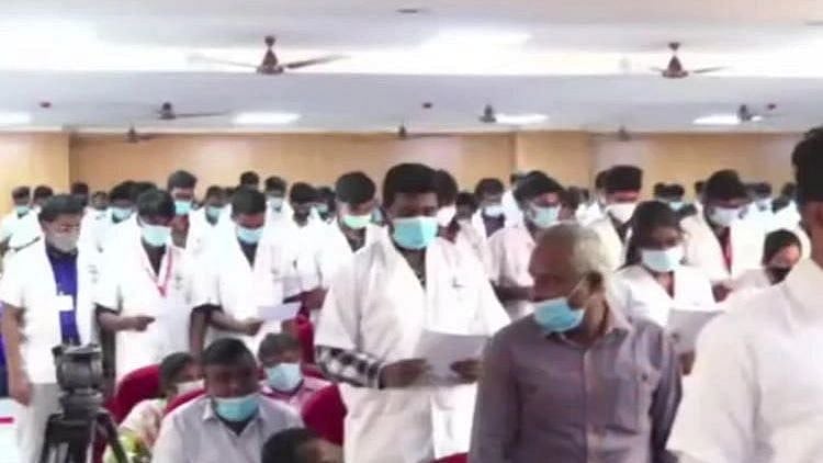 <div class="paragraphs"><p>The visuals of students taking the Sanskrit oath instead of the Hippocratic Oath have been widely shared on social media. </p></div>