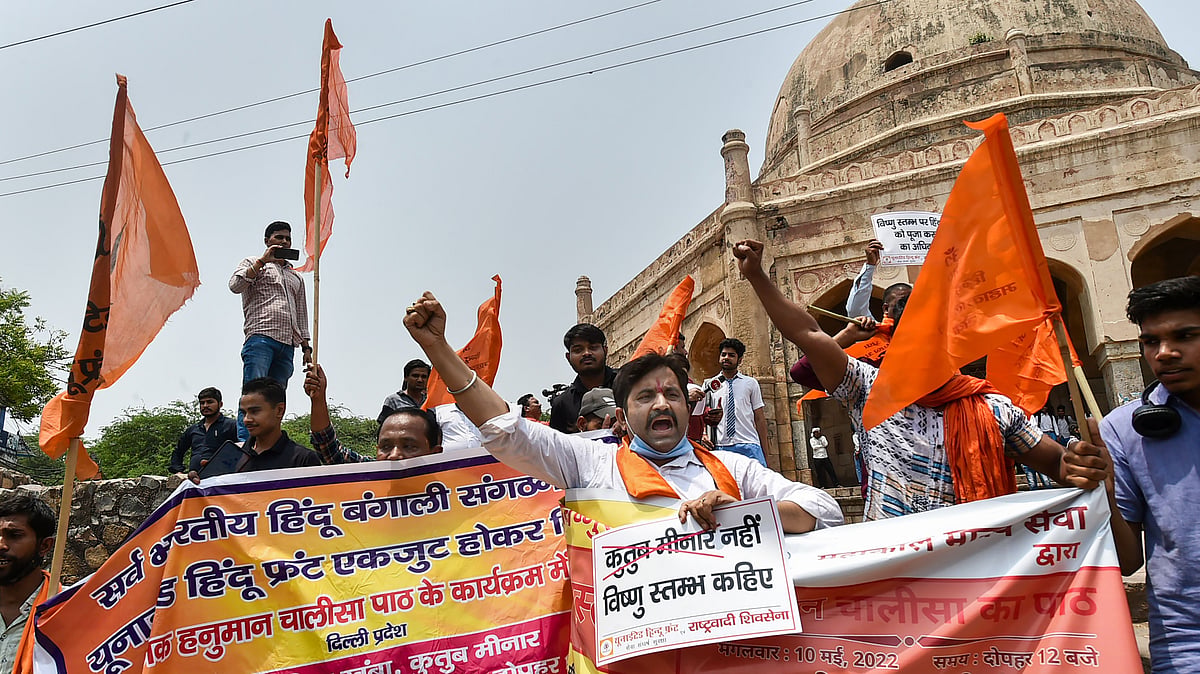 <div class="paragraphs"><p> Members of right-wing organisations recite Hanuman Chalisa outside Qutub Minar demanding that the monument be renamed 'Vishnu Stambh,' in New Delhi, Tuesday, 10 May.</p></div>