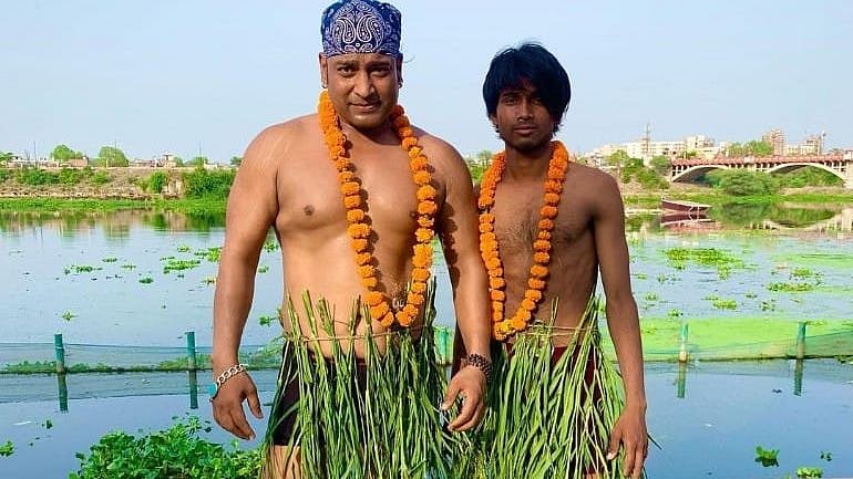 <div class="paragraphs"><p>Duplicate Salman Khan, Azam Ansari </p></div>