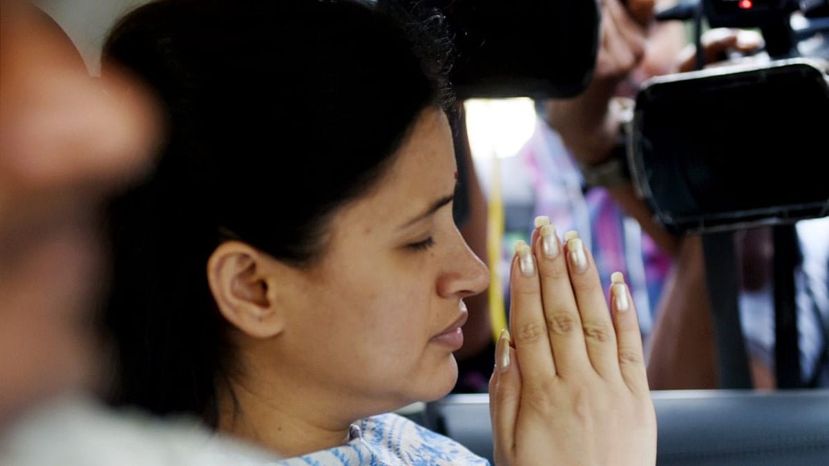 <div class="paragraphs"><p>Amravati MP Navneet Rana on her way to Lilavati Hospital</p></div>