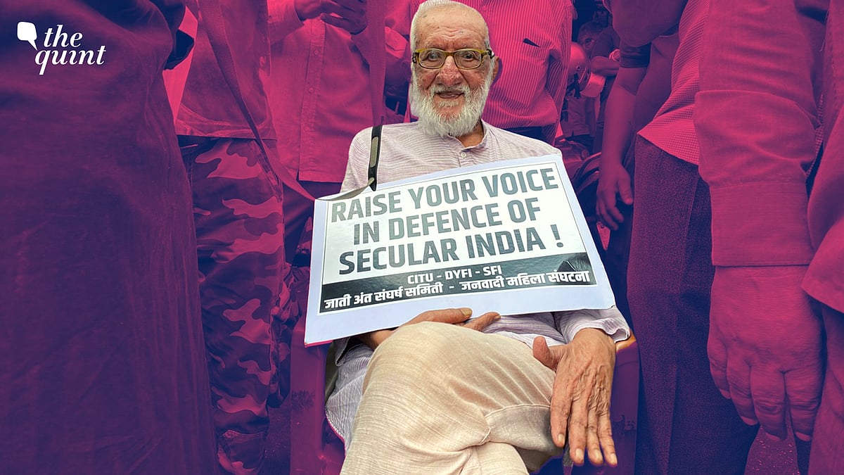 <div class="paragraphs"><p>Hundreds gathered at the Dadar railway station, waving All India Youth Federation (AIYF) flags and carrying Communist Party of India banners, to protest the arrest.</p></div>